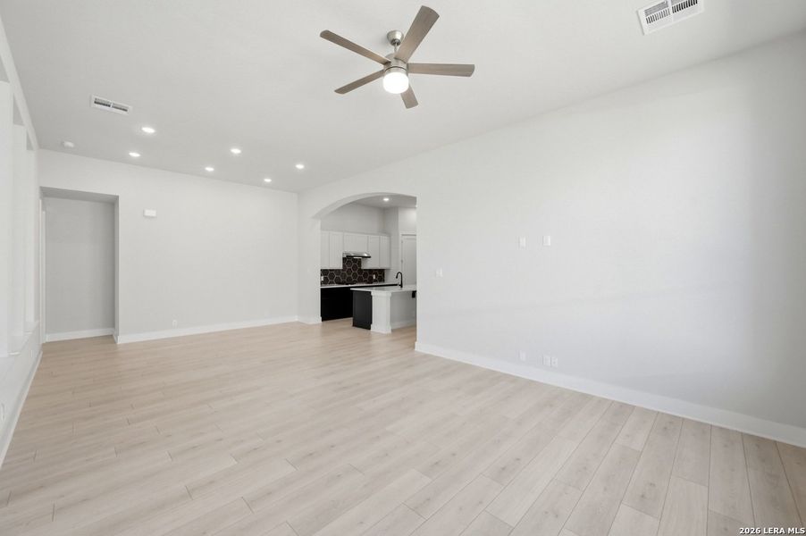 Spacious, unfurnished interior of a new home in Weston Oaks, San Antonio (Image 16).