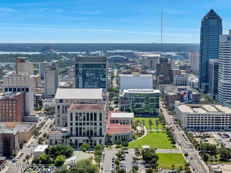 Condo located in Jacksonville, FL showcasing its design and architecture (Image 4).