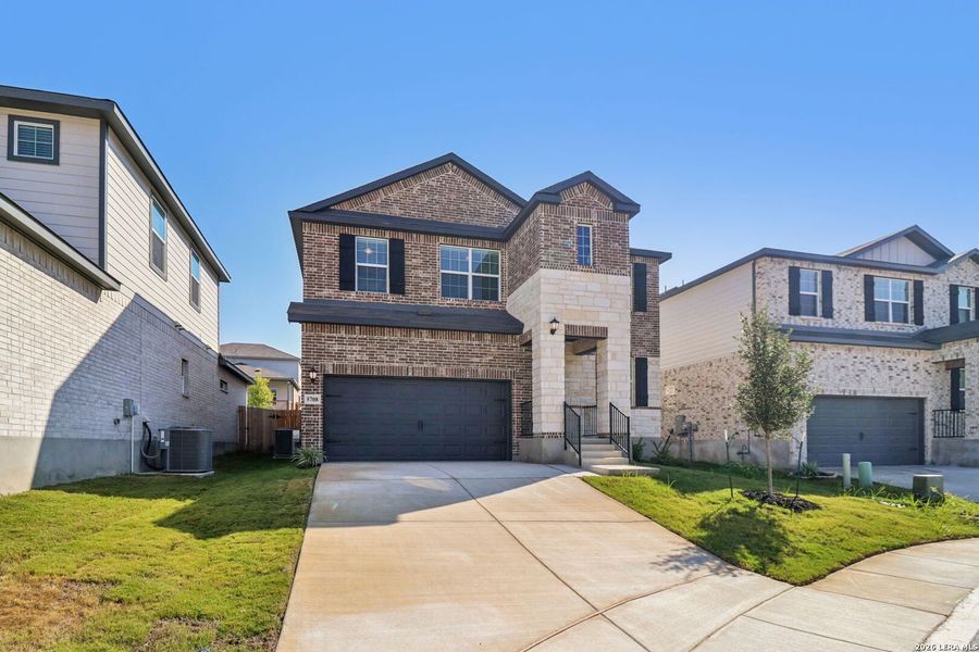 Front exterior of a new home in Thomas Pond, San Antonio, TX, highlighting curb appeal (Image 28).