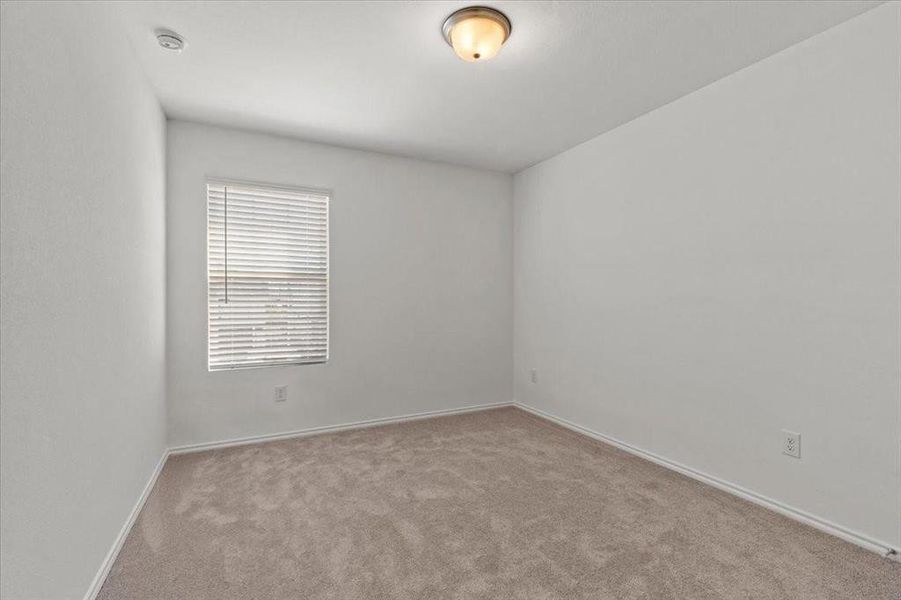 Spacious, unfurnished interior of a new home in Lake Meadow, Princeton (Image 21).