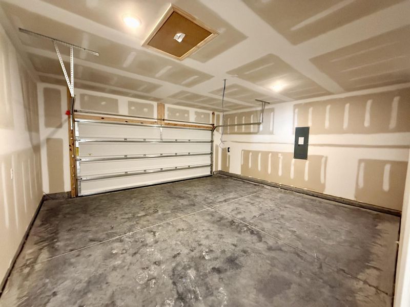 Spacious, unfurnished interior of a new home in , Summerville (Image 18).