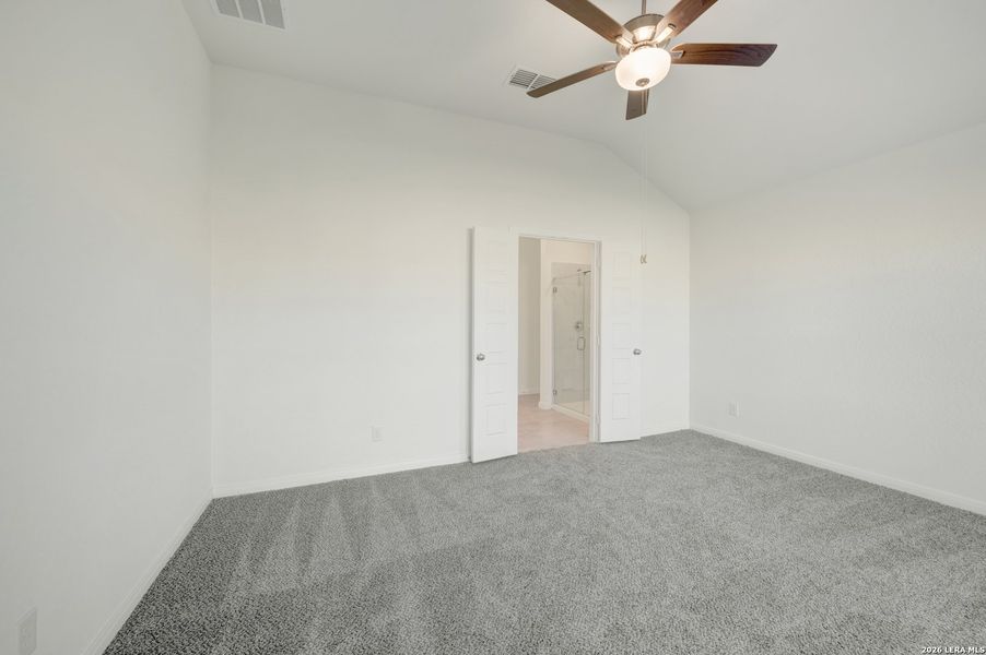 Spacious, unfurnished interior of a new home in Park Place, New Braunfels (Image 15).