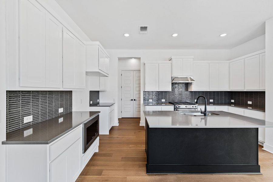 Large center island provides "breakfast" sitting or an anytime gathering area Large center island provides "breakfast" sitting or an anytime gathering area