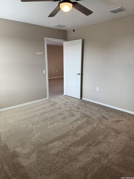 Spacious, unfurnished interior of a new home in Mission del Lago, San Antonio (Image 8).