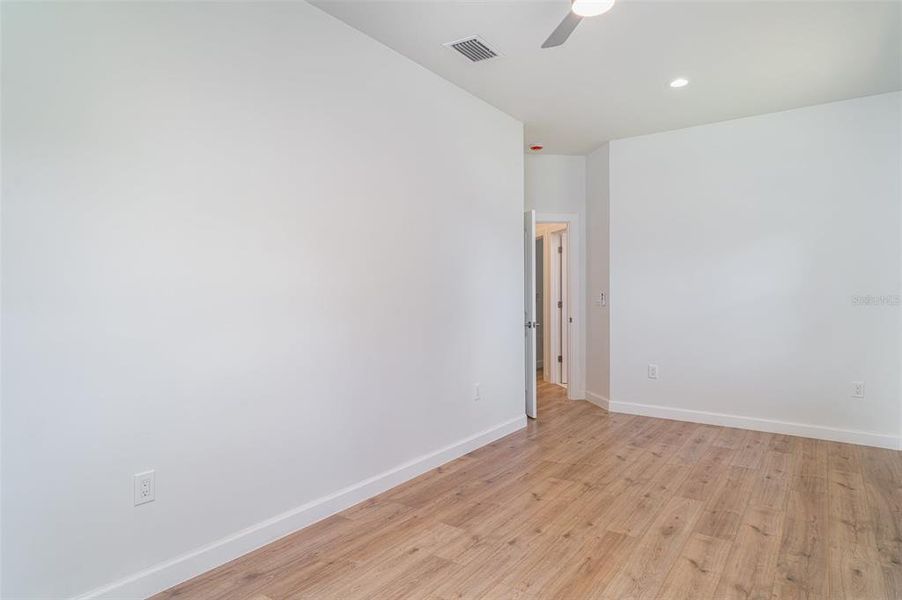 Spacious, unfurnished interior of a new home in , Sarasota (Image 14).