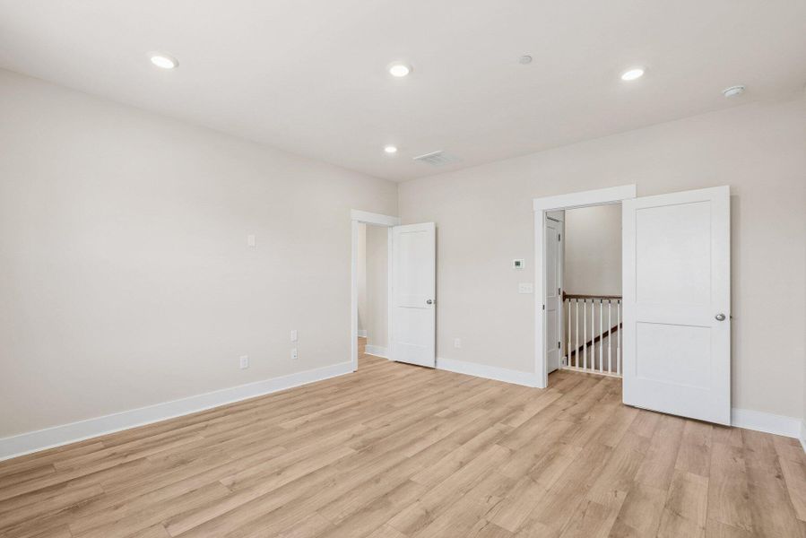 Spacious, unfurnished interior of a new home in , Charleston (Image 33).