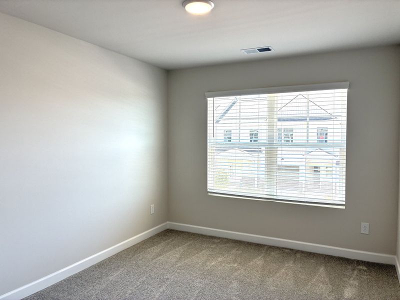Spacious, unfurnished interior of a new home in Holly Ridge, Greenville (Image 15).