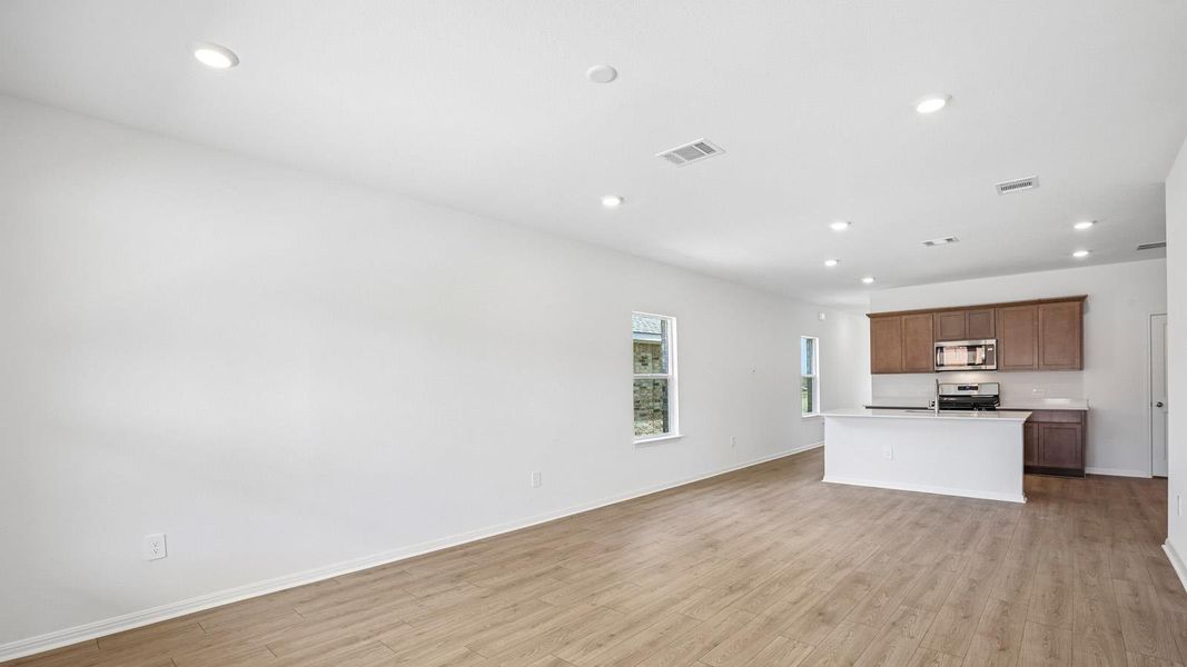 Spacious, unfurnished interior of a new home in Bar W Ranch, Leander (Image 19).