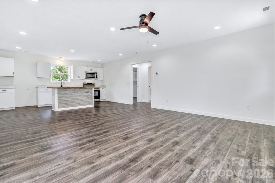 Spacious, unfurnished interior of a new home in , Marion (Image 11).