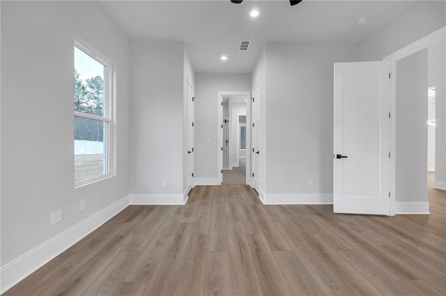 Spacious, unfurnished interior of a new home in , Oxford (Image 34).