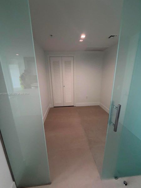 Spacious, unfurnished interior of a new home in , Hallandale Beach (Image 15).