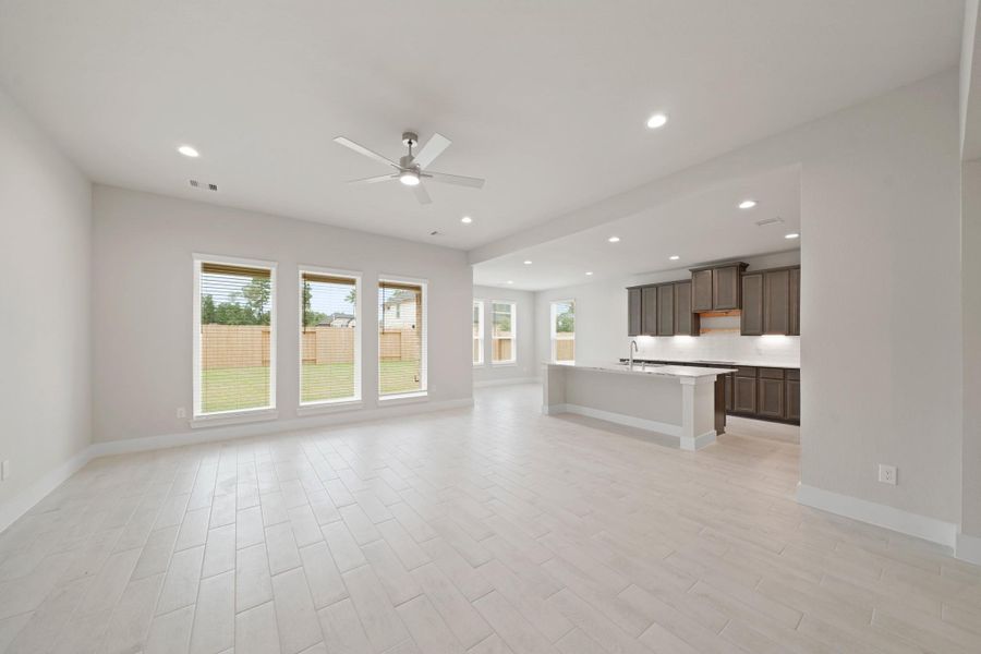 Spacious, unfurnished interior of a new home in Barton Creek Ranch, Conroe (Image 14).