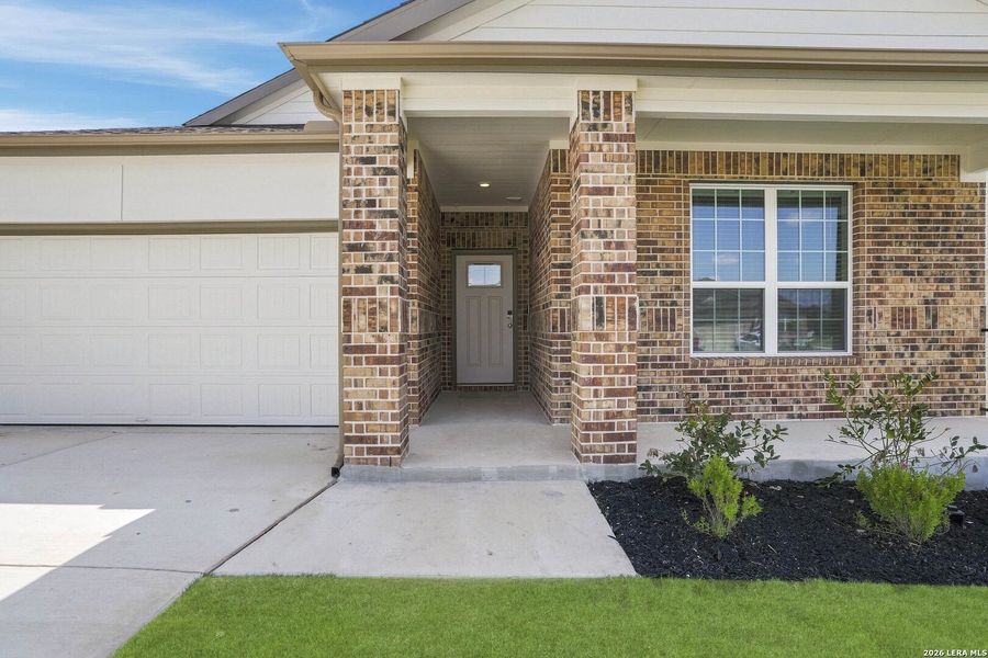 Exterior details and patio area of a home in Cinco Lakes, San Antonio (Image 3).