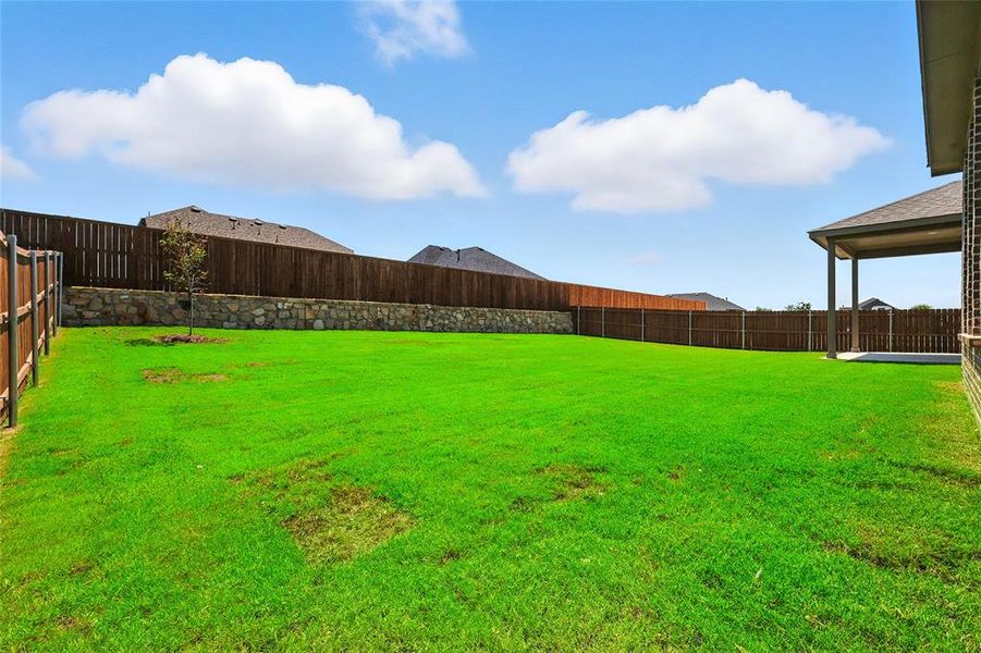 Exterior details and patio area of a home in Ridge Crossing, Waxahachie (Image 20).
