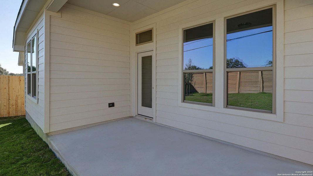 Exterior details and patio area of a home in Veranda 40', San Antonio (Image 4).