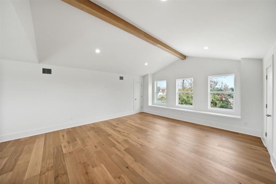 Spacious, unfurnished interior of a new home in , Houston (Image 23).