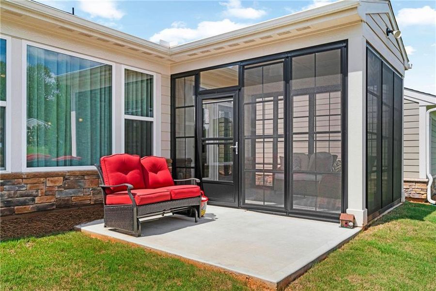Exterior details and patio area of a home in Laurel Farms, Dallas (Image 4).