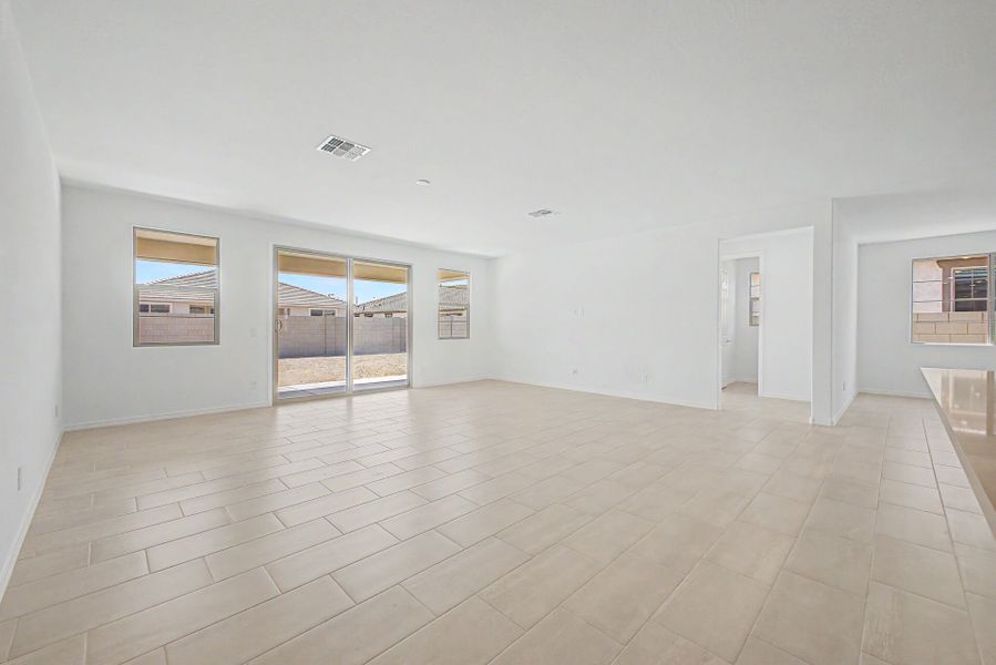 Spacious, unfurnished interior of a new home in Las Ventanas, Goodyear (Image 9).