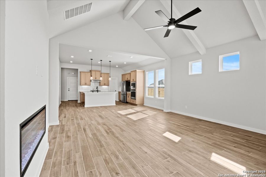 Spacious, unfurnished interior of a new home in Meyer Ranch, New Braunfels (Image 13).