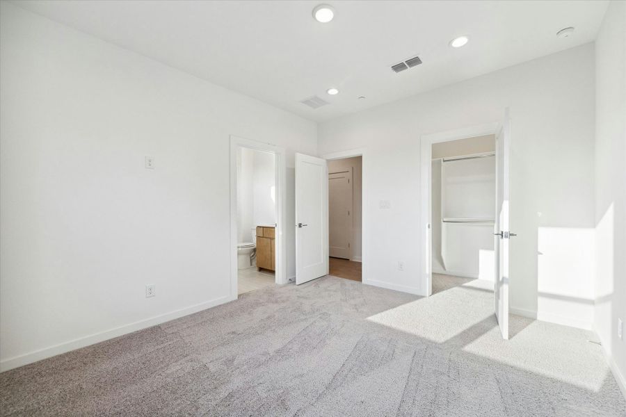 Spacious, unfurnished interior of a new home in , Bellaire (Image 33).