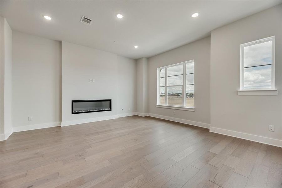 Spacious, unfurnished interior of a new home in Collin Creek, Plano (Image 16). Spacious, unfurnished interior of a new home in Collin Creek, Plano (Image 16).