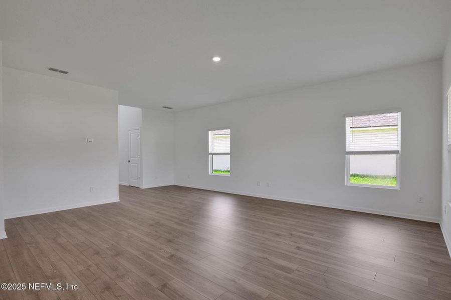 Spacious, unfurnished interior of a new home in Amberly, Green Cove Springs (Image 25).