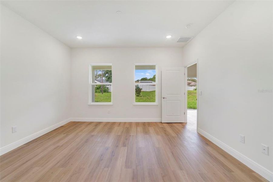 Spacious, unfurnished interior of a new home in , Deland (Image 19).