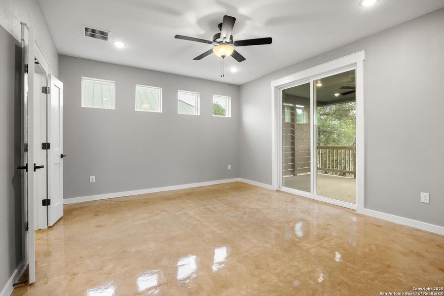 Spacious, unfurnished interior of a new home in , Canyon Lake (Image 11).