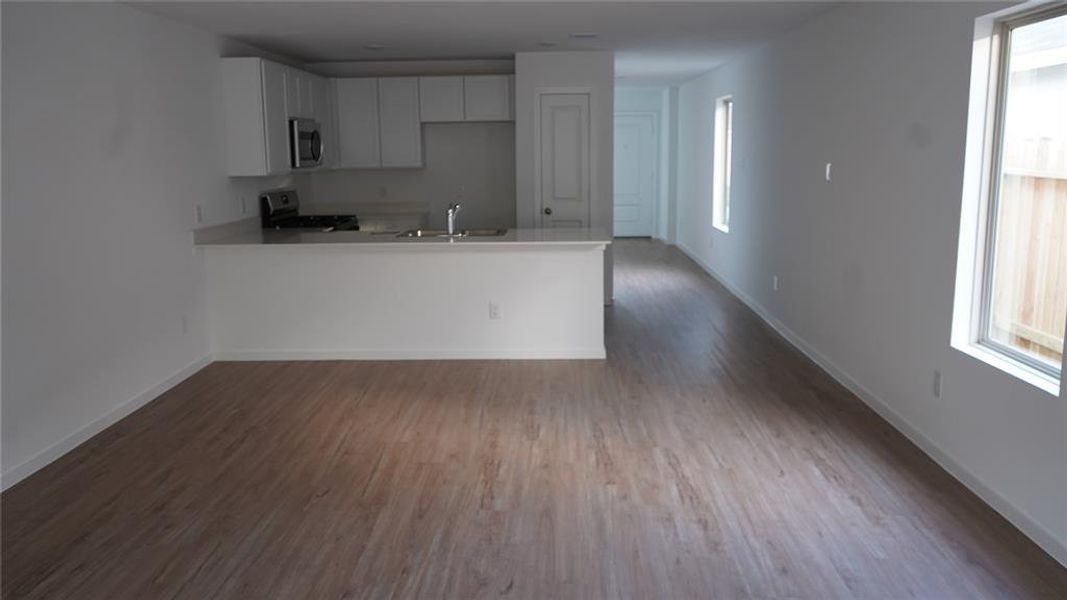 Spacious, unfurnished interior of a new home in Flagstone, Humble (Image 21).