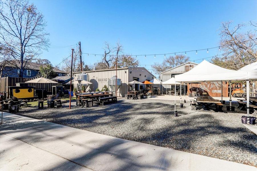 This neighborhood has a cool vibe with plenty of bars, restaurants and retail just steps away from your front door!