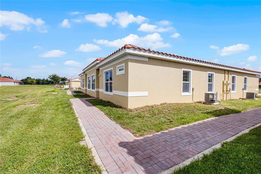 Exterior details and patio area of a home in , Kissimmee (Image 4).