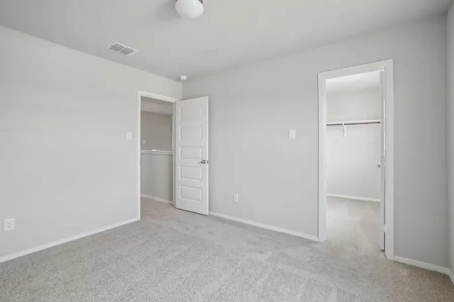 Spacious, unfurnished interior of a new home in Cloverleaf, Austin (Image 27).