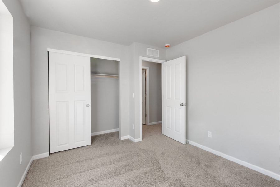 Spacious, unfurnished interior of a new home in Spring Valley, Longmont (Image 30).