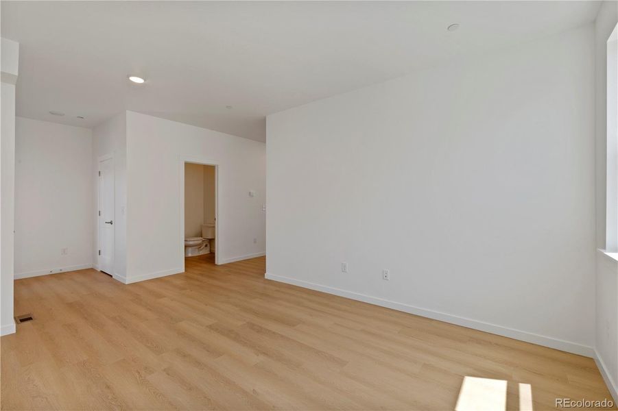 Spacious, unfurnished interior of a new home in Westerly, Erie (Image 10).