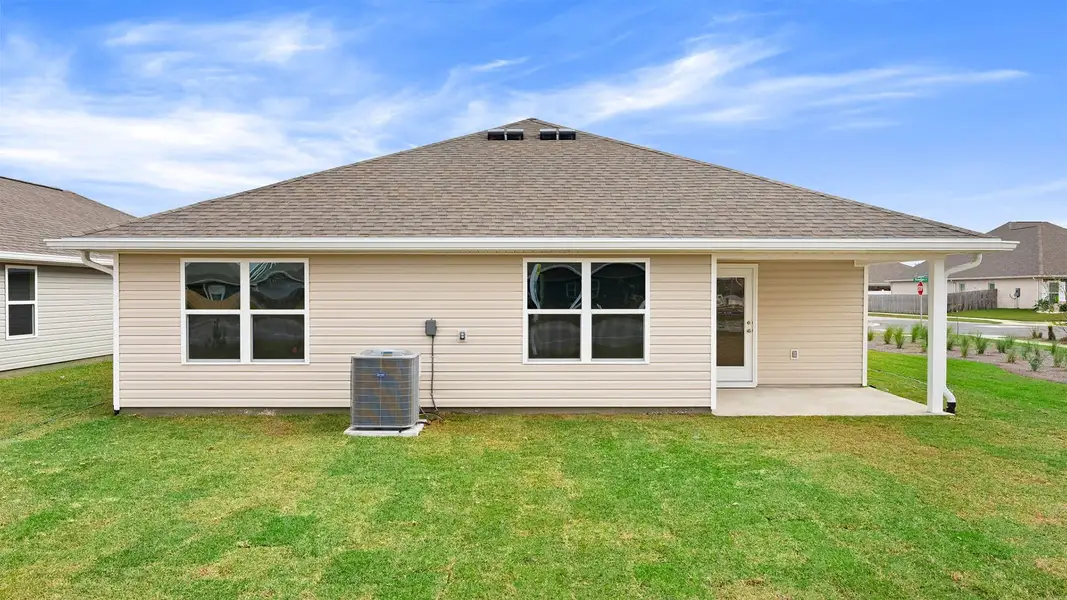 Exterior details and patio area of a home in Morningside, Panama City (Image 4).