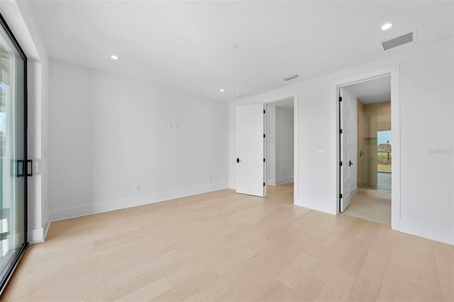 Spacious, unfurnished interior of a new home in , Tampa (Image 34).
