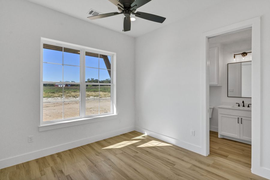 Spacious, unfurnished interior of a new home in Oak Water Ranch, Granbury (Image 39).