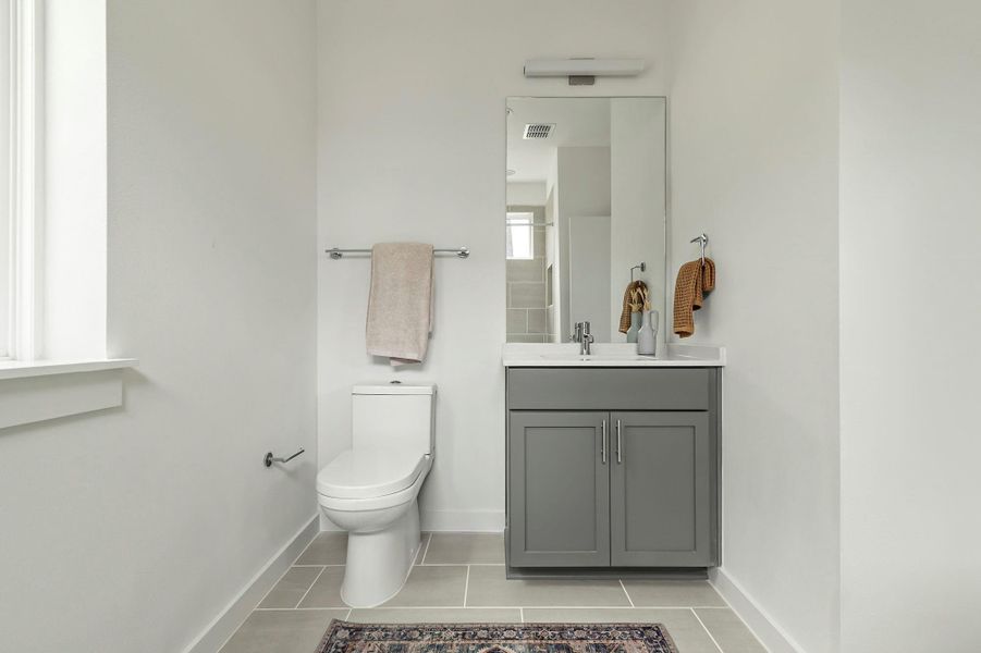 Upstairs guest bath with bath tub