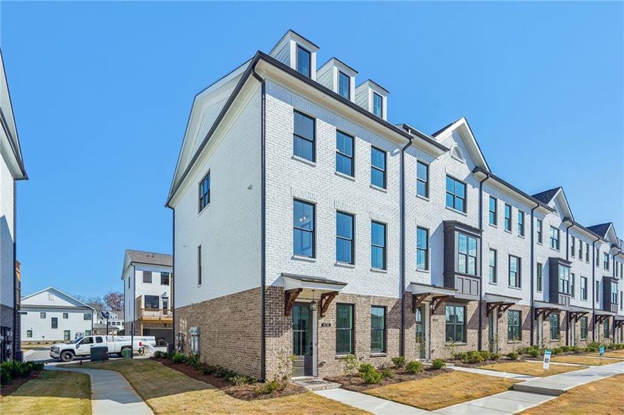 Condo located in Buford, GA showcasing its design and architecture (Image 3).