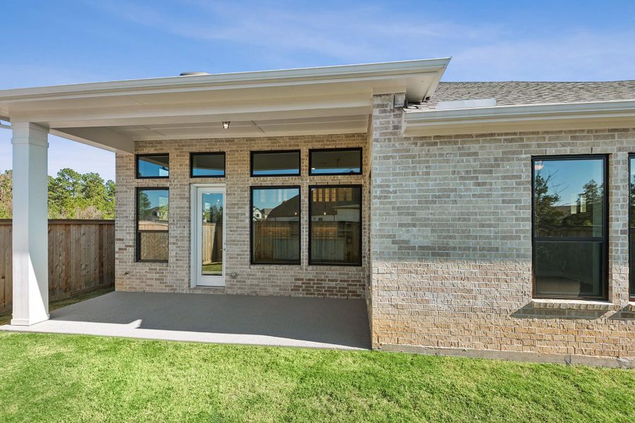 Exterior details and patio area of a home in Kresston, Montgomery (Image 4).