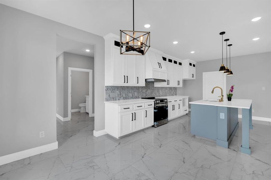 Kitchen featuring electric range, a kitchen island with sink, white cabinets, backsplash, and decorative light fixtures