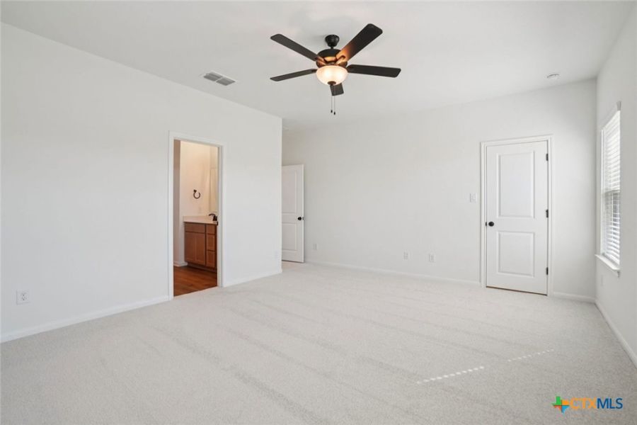 Spacious, unfurnished interior of a new home in Village at Three Oaks, Seguin (Image 23).