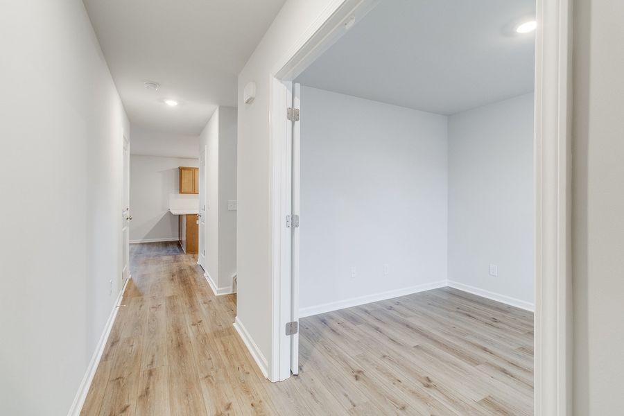 Spacious, unfurnished interior of a new home in Winston Point, Gilbert (Image 11).
