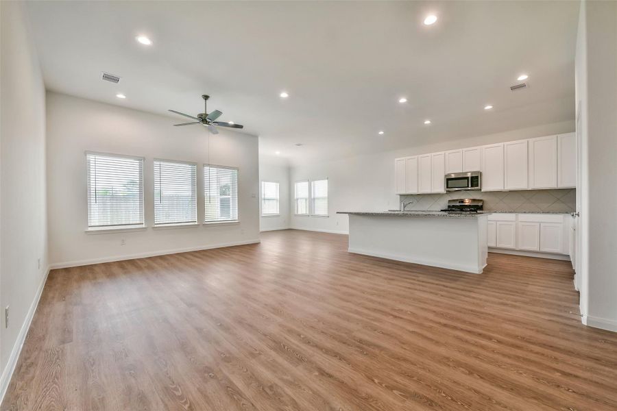 Spacious, unfurnished interior of a new home in King Oaks Village, Baytown (Image 12).