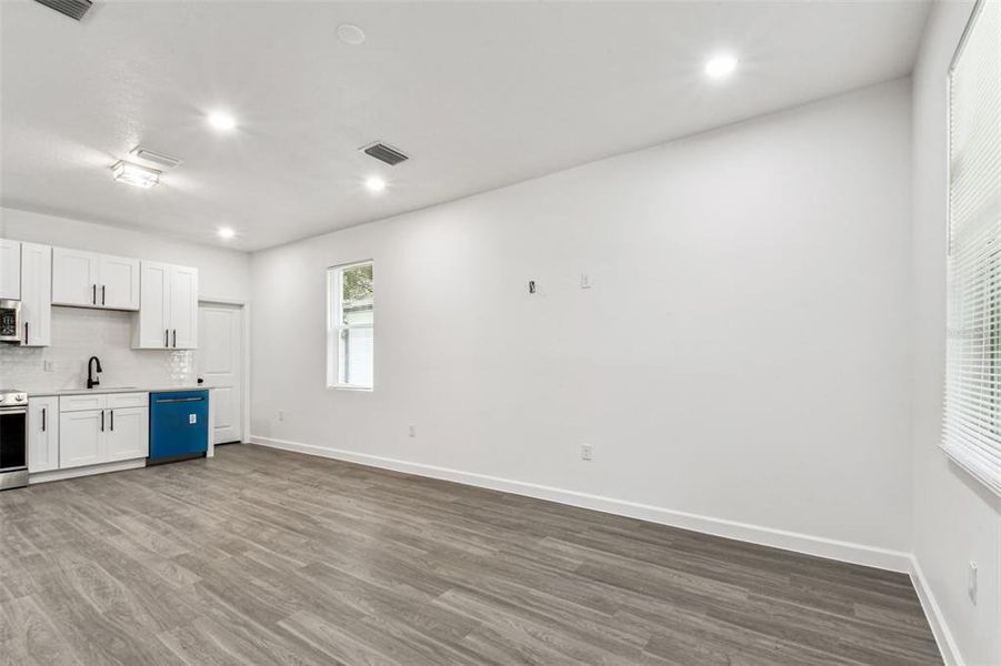 Spacious, unfurnished interior of a new home in , Lutz (Image 9).
