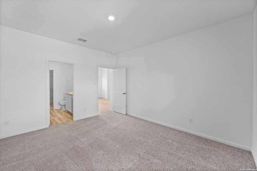 Spacious, unfurnished interior of a new home in , San Antonio (Image 18).