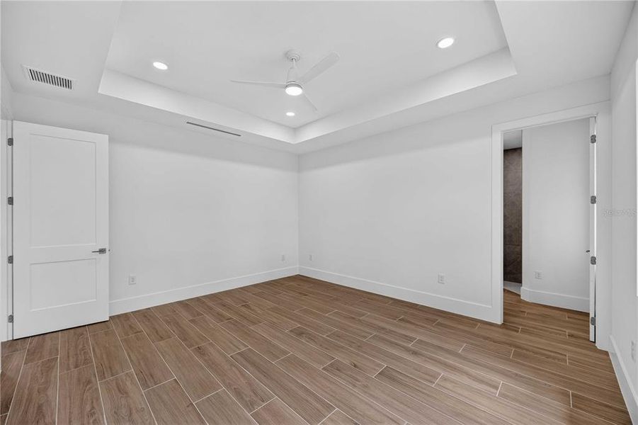 Spacious, unfurnished interior of a new home in , Port Charlotte (Image 22).