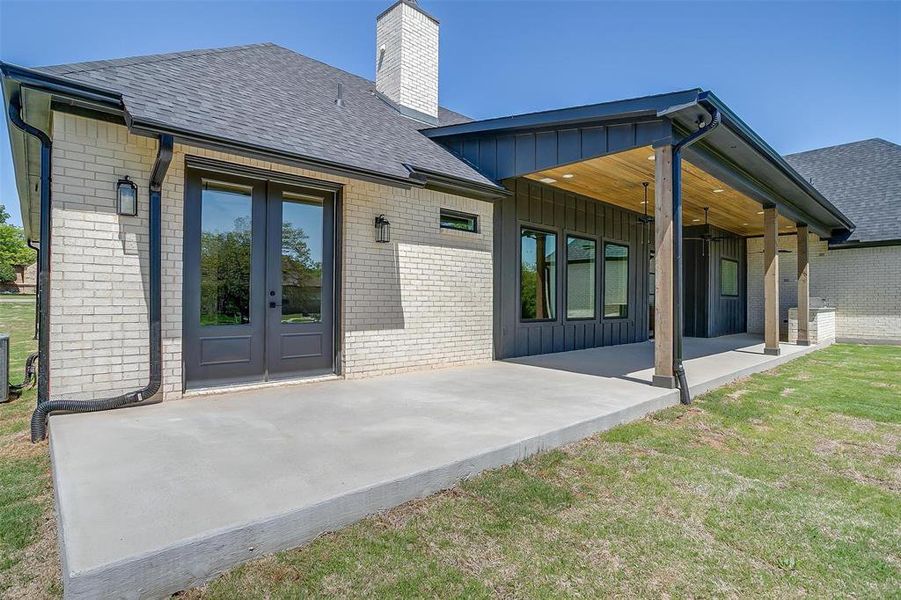 Exterior details and patio area of a home in , Lipan (Image 26).