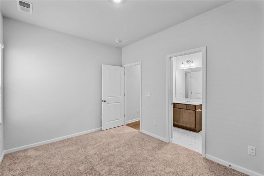 Spacious, unfurnished interior of a new home in Fieldstone, Lexington (Image 25).