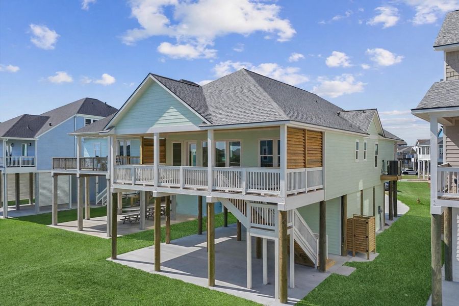 Exterior details and patio area of a home in , Galveston (Image 3).
